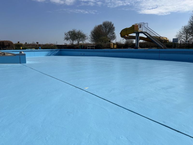 Baseino dangos kietėjimo laikas — ACRATON® Dolphin coating op betonnen openbaar zwembad